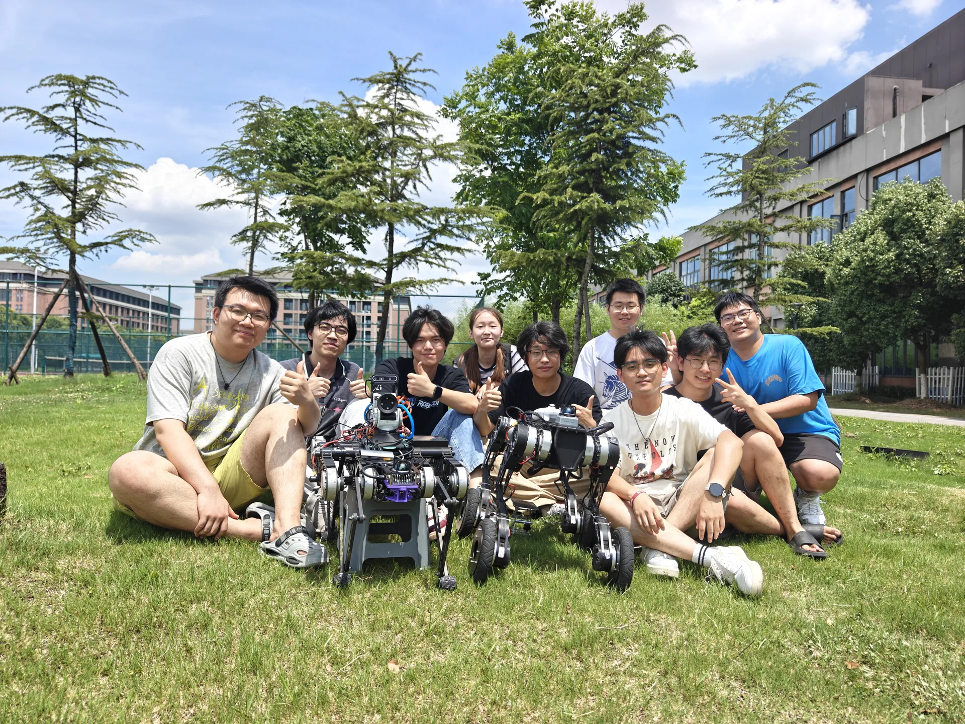 西北狼战队 ROBOCON 四足组成员与机器人合照